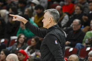 APP下载-公牛上一场绝杀湖人&amp;今日憾负独行侠 多诺万：应对情绪也是种成长