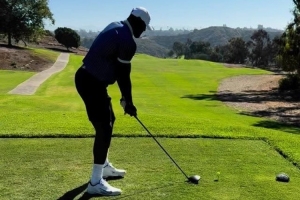 开云棋牌(中国）-精益求精⛳️詹姆斯晒继续练习高尔夫 打磨挥杆动作