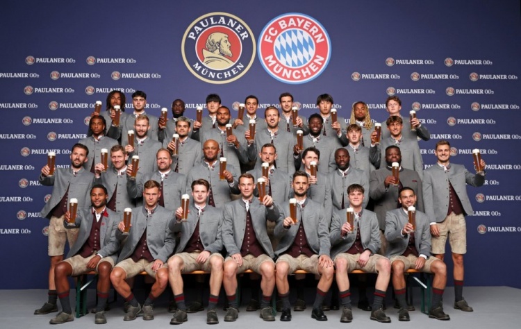 开云棋牌(中国）-拜仁新赛季启程：全队手持啤酒共拍官方全家福
