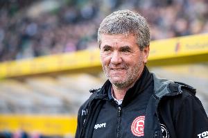 官方网站-第7次带队升入德甲，科隆主帅冯克尔是德乙历史升级次数最多主帅