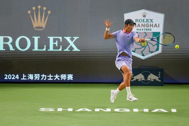 1728199554210087115.jpg (体育)(3)网球——上海大师赛:商竣程不敌阿尔卡拉斯XxjpseC007341_20241005_PEPFN0A001.jpg