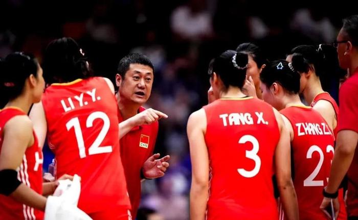 游戏模拟器-中国女排交学费引质疑，杨昊说打整体排球惹争议，2号球衣没传承