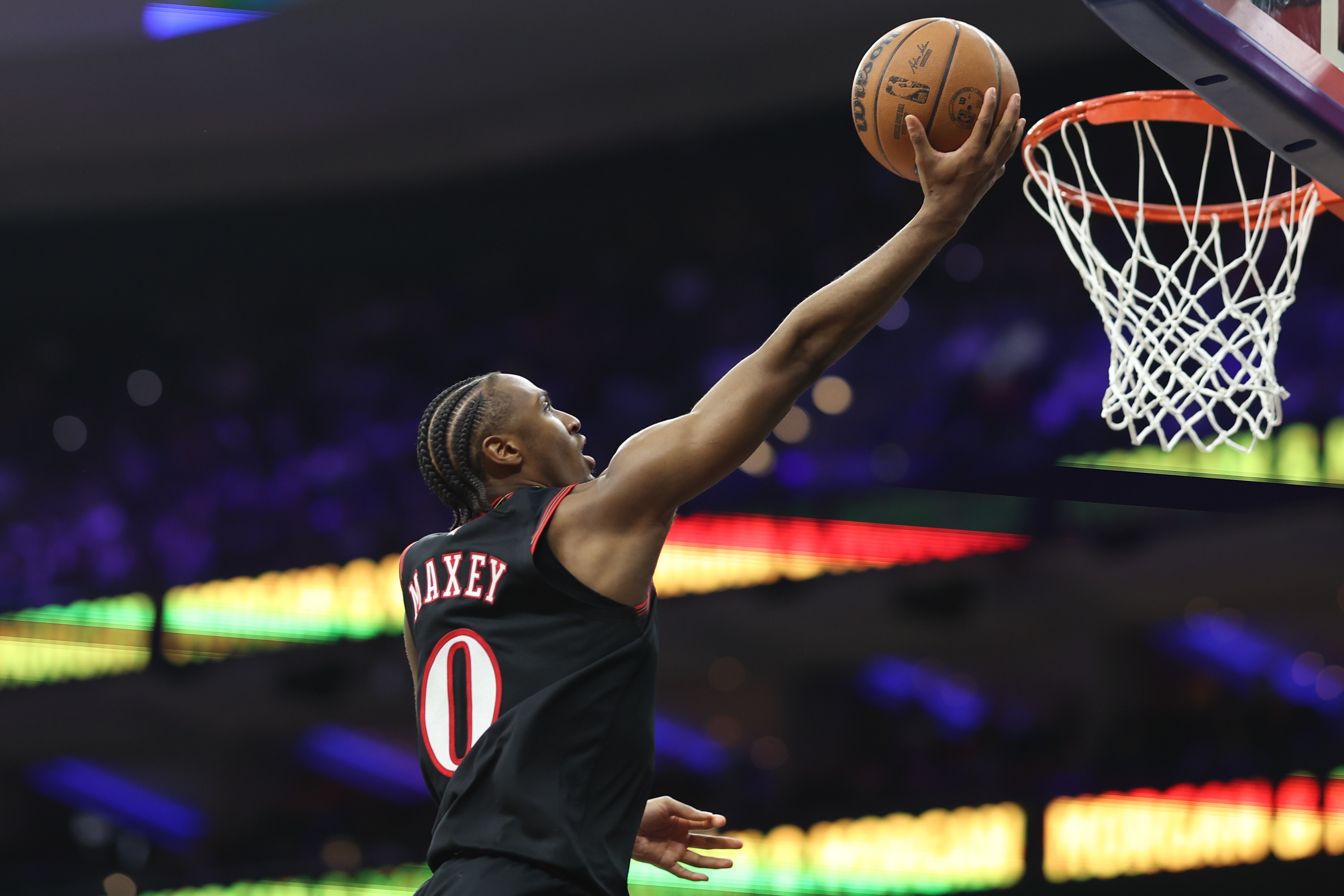 游戏模拟器-外线失准！马克西22中8拿到25分6助3帽 三分10中2