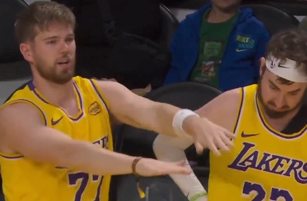 APP下载-攒劲的节目！湖人主场观众席惊现山寨版东契奇&amp;蒂米 假东子秀热舞